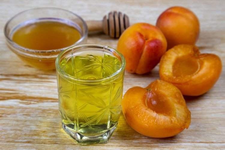 Настойка из абрикосового сока с медом и мятой