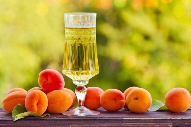 Настойка из абрикосов с белым сухим вином