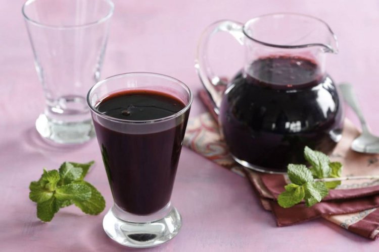 Черничное вино с мятой и винными дрожжами