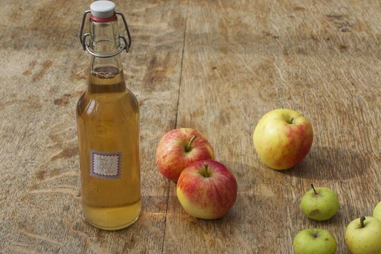 Вино из яблок с изюмом и ароматными специями