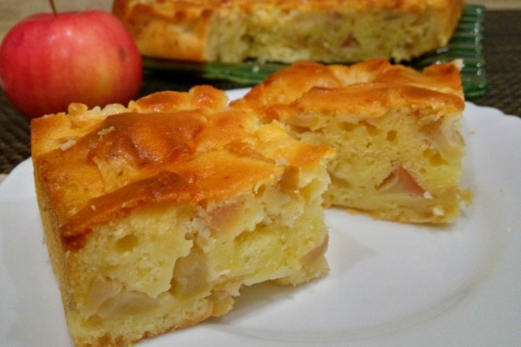Заливной пирог с яблоками на кефире