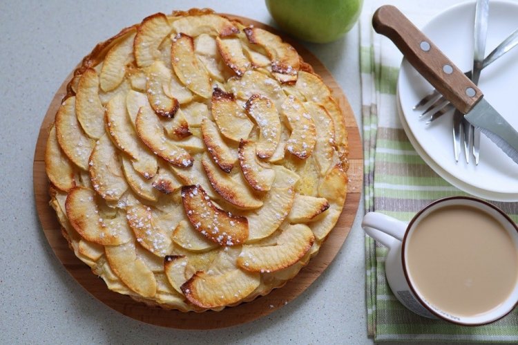 Заливной пирог с яблоками на сковороде