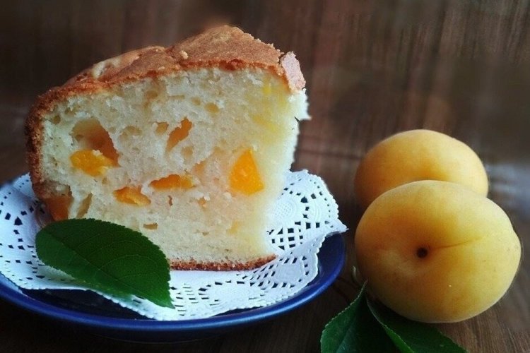 Постный заливной пирог с абрикосами на дрожжах