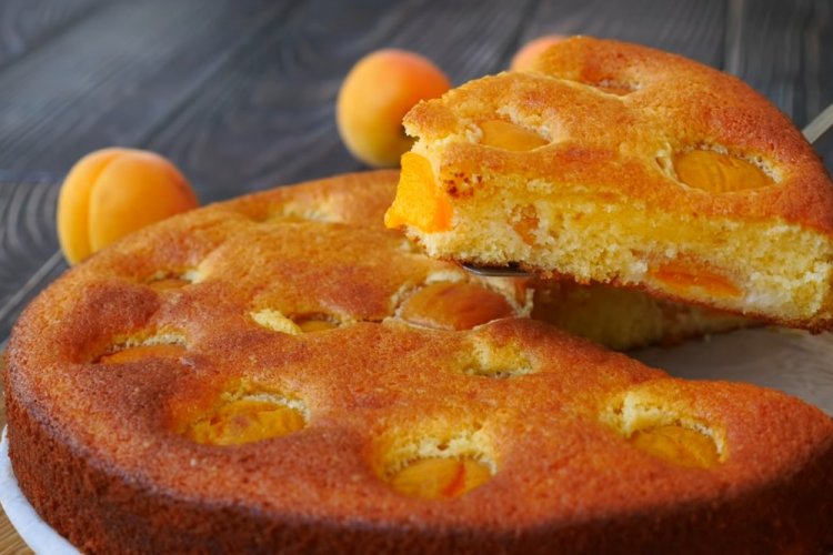 Заливной пирог с абрикосами и лимоном