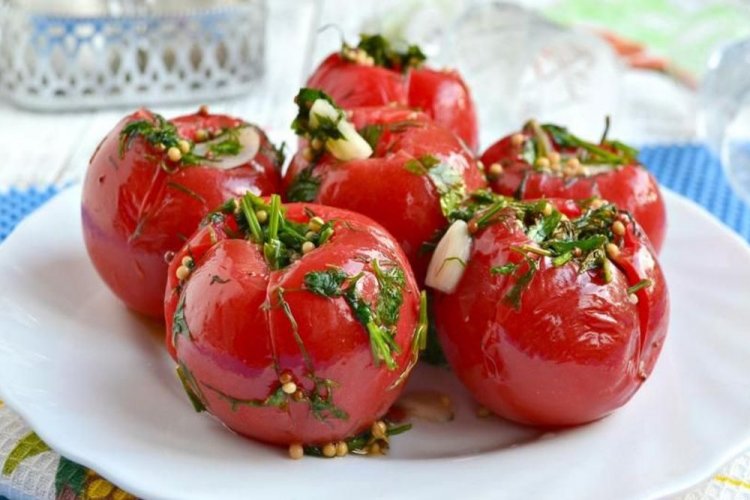 Квашеные помидоры, фаршированные чесноком и зеленью