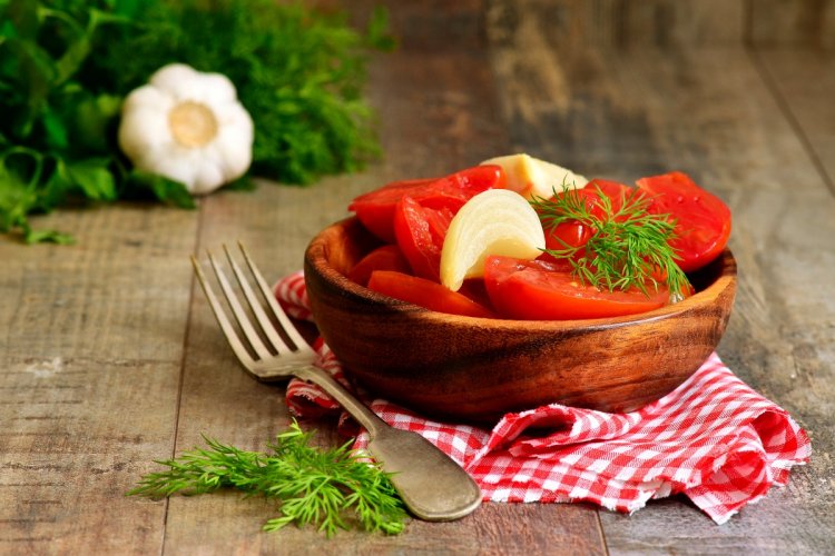 20 простых способов приготовить помидоры дольками на зиму