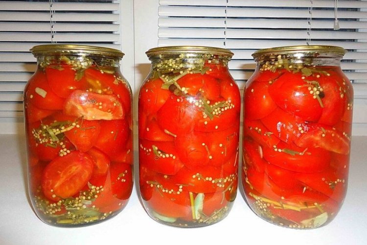Пикантные помидоры дольками с зеленью и горчицей