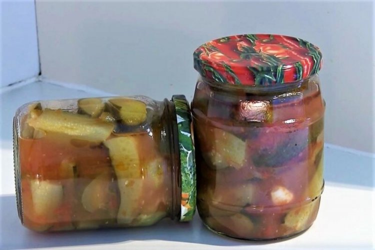 Лечо из огурцов, болгарского перца с томатным соусом и чесноком