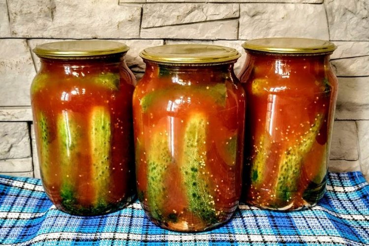 Сладкие огурцы в томатном соке с зернами горчицы