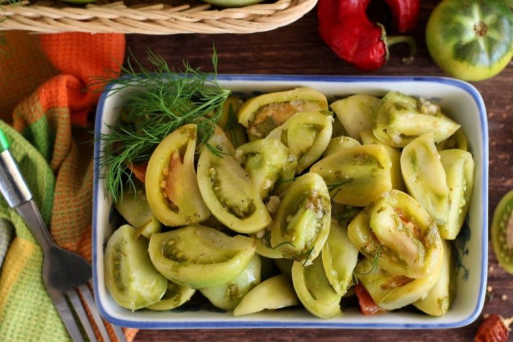 Острый салат «Пальчики оближешь» из зеленых помидоров с чили и имбирем