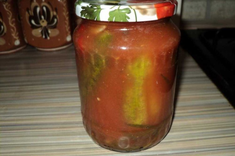 Огурцы дольками с овощами в томатном соусе