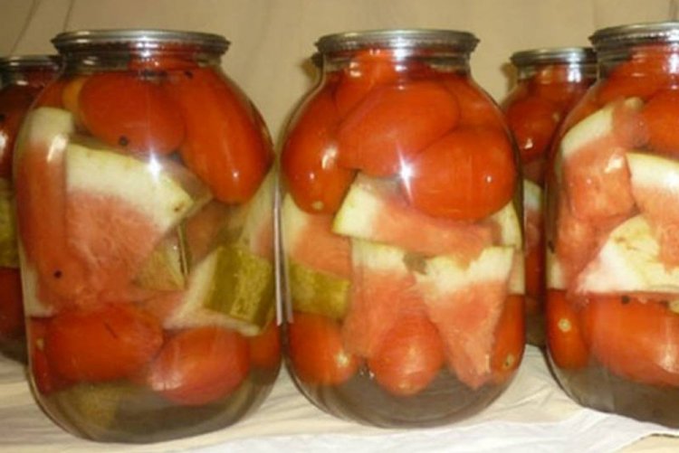 Маринованные арбузы с помидорами в банках
