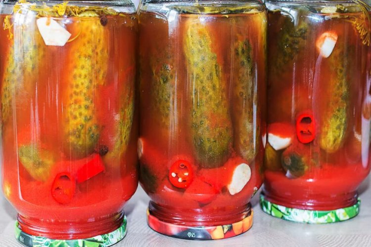 Огурцы со жгучим перцем и чесноком в томатном соусе
