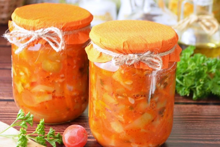 Салат из огурцов, лука и моркови в томатном соусе