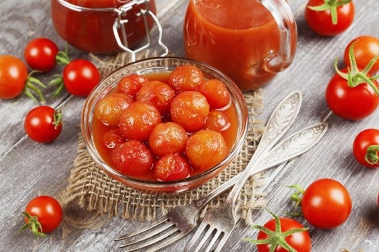 Помидоры без кожуры, консервированные с луком в томатном соке
