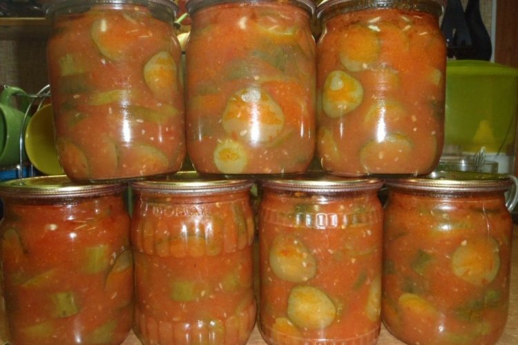 Салат из переросших огурцов в томатном соусе