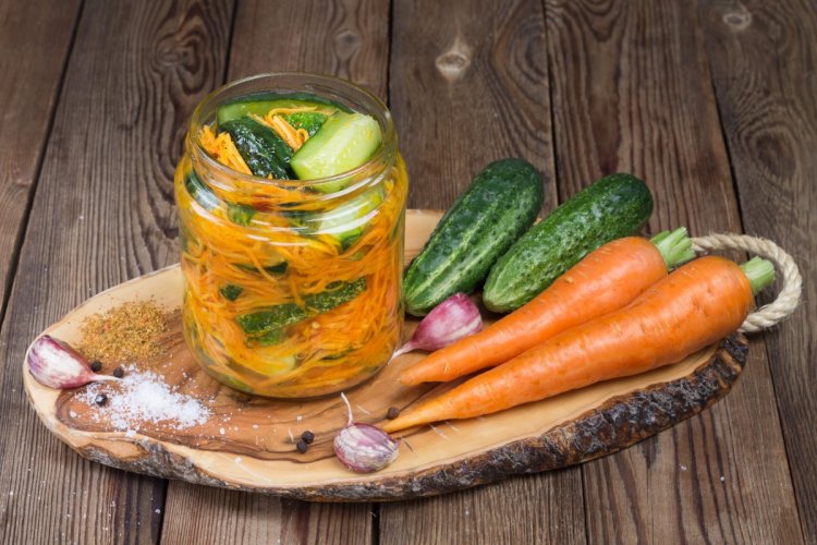 12 бесподобных салатов из огурцов и моркови на зиму