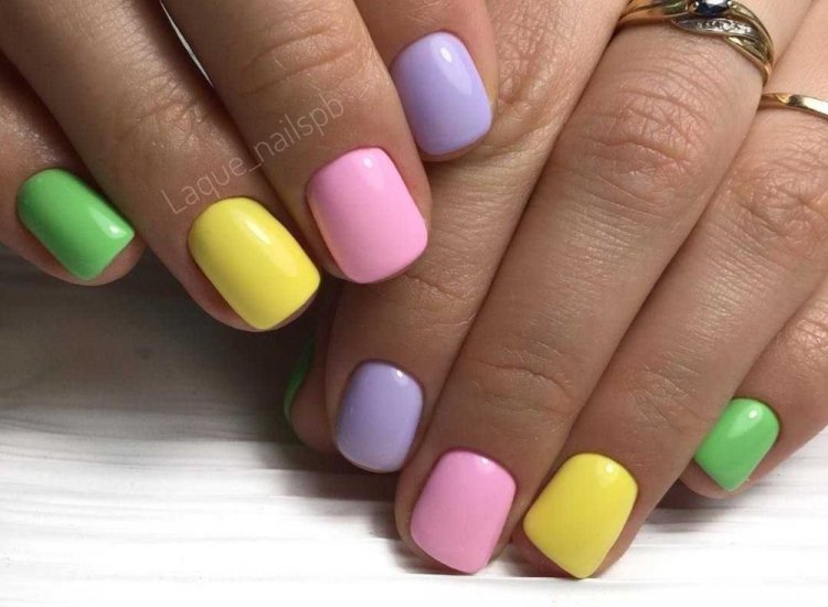 Разноцветный маникюр на короткие ногти