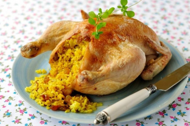 Курица-гриль с начинкой из риса и изюма