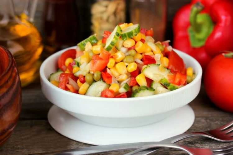 Салат с овощами и кукурузой для пикника