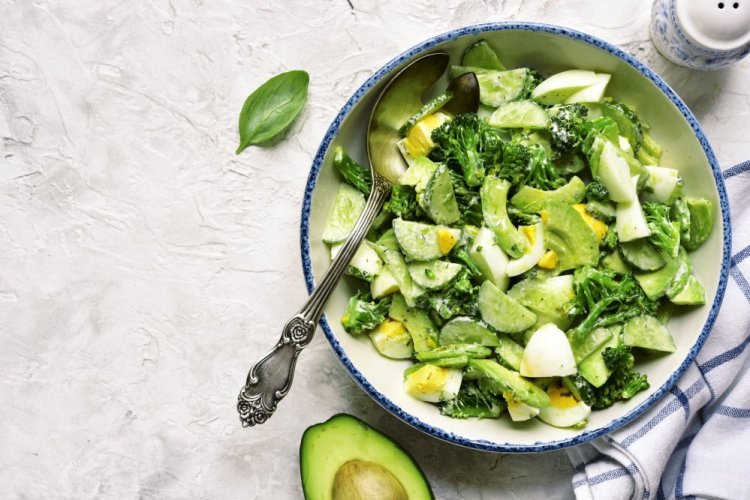 Зеленое меню: десять рецептов салатов из первых весенних овощей