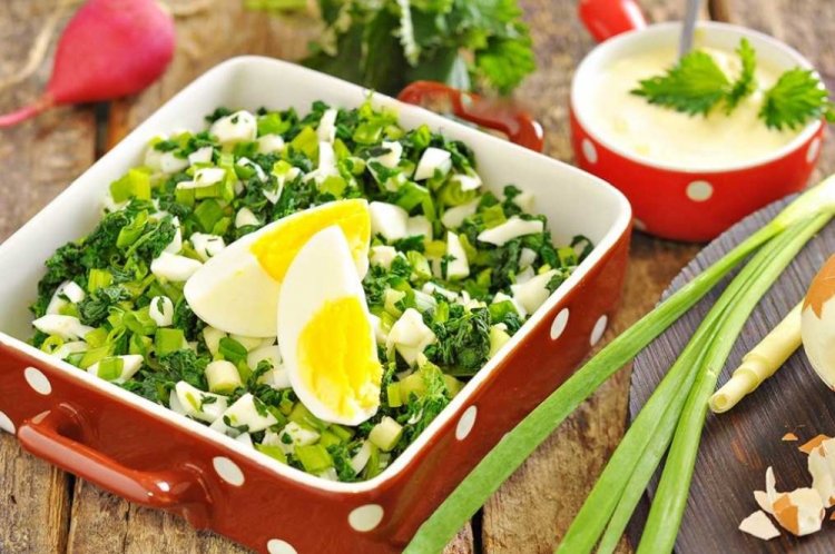 Зеленый салат с крапивой