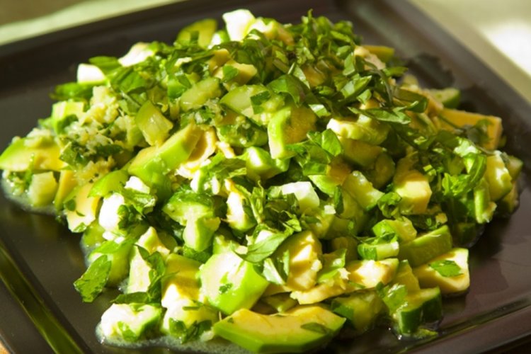 Зеленый салат с сельдереем