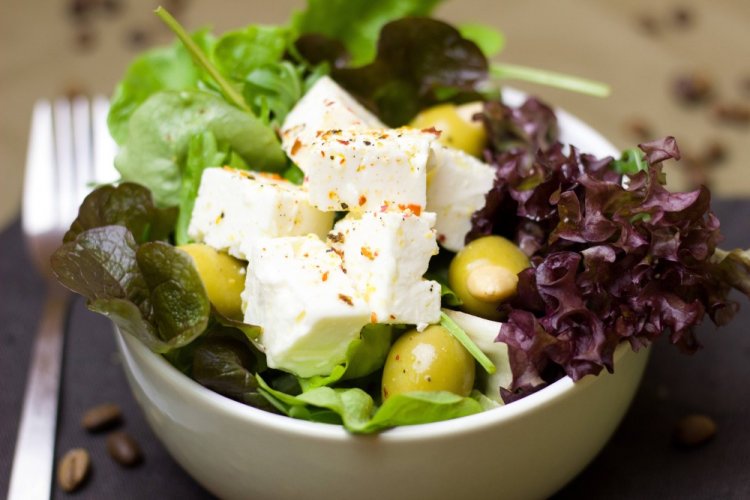 Зеленый салат с оливками и фетой