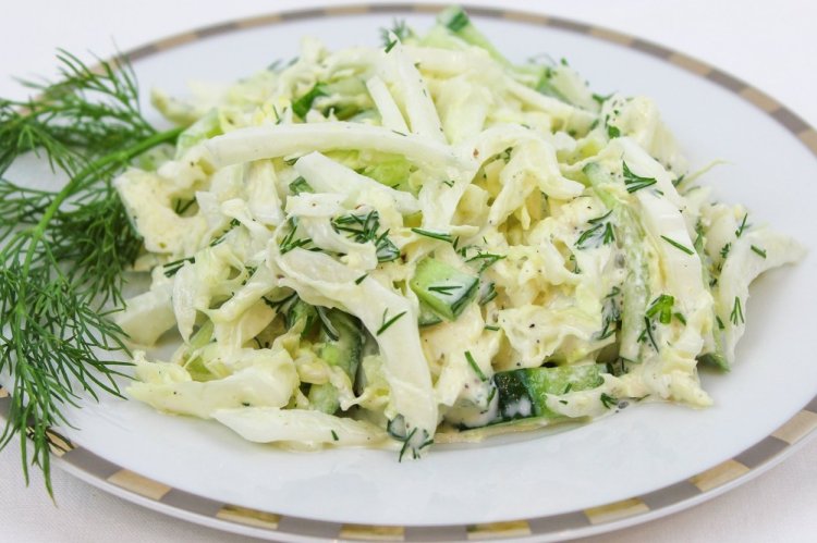 Зеленый салат с капустой