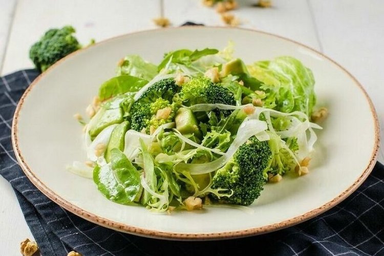 Зеленый салат с грецкими орехами и сыром