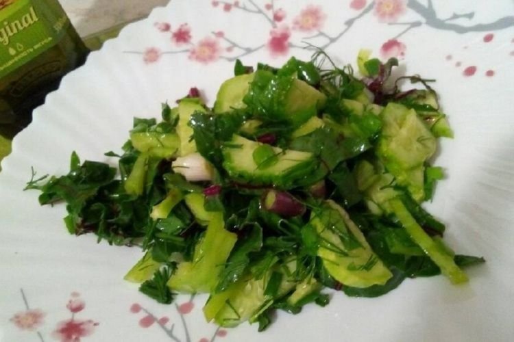 Зеленый салат со свекольной ботвой