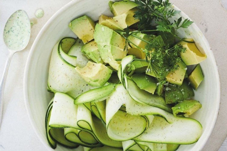Зеленый салат с кабачками