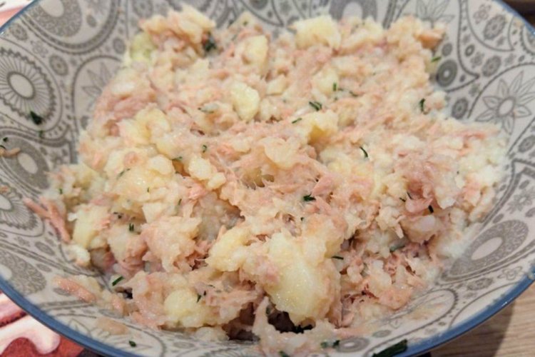 Картофельная начинка с консервированным тунцом