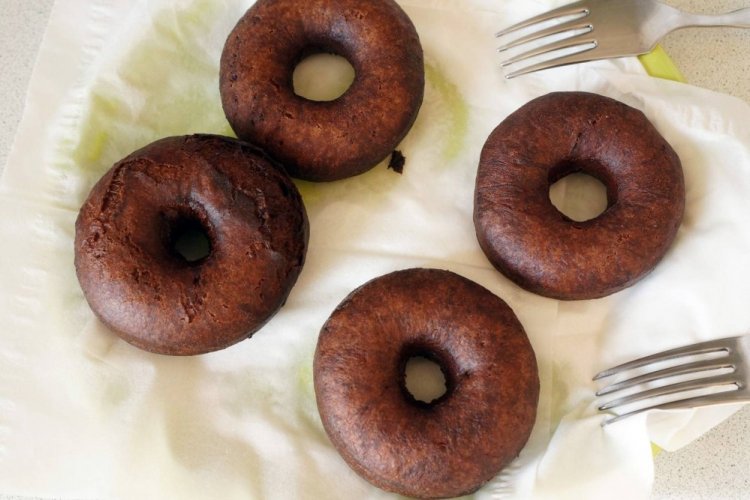 Шоколадные бездрожжевые пончики на кефире