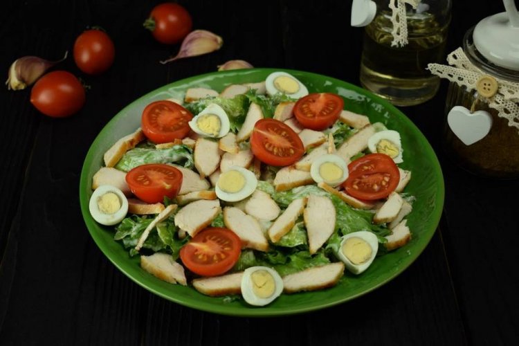 Салат с перепелиными яйцами, авокадо и помидорами