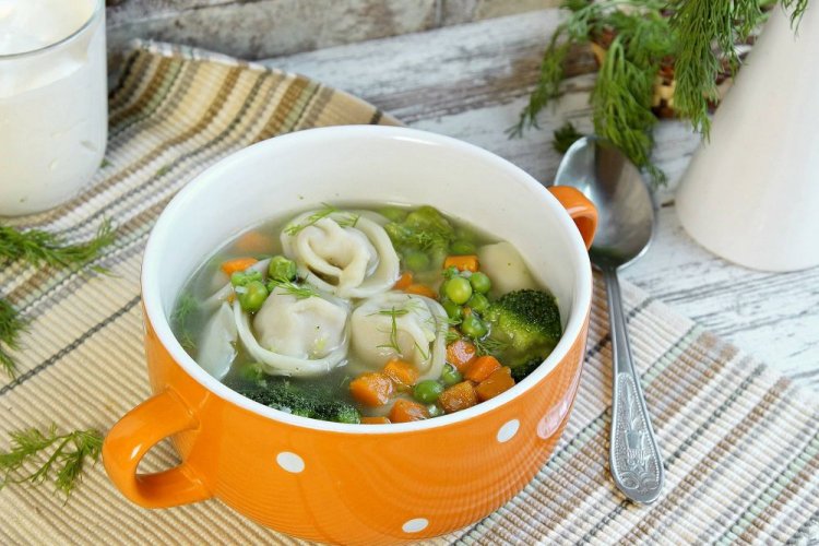 Суп с пельменями, картошкой, брокколи и зеленым горошком