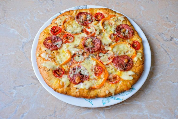 Пицца с колбасой, помидорами и моцареллой