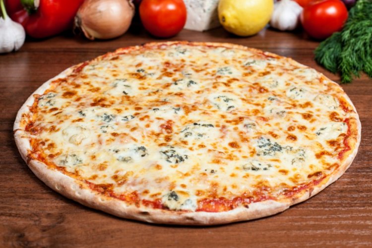 Пицца «Четыре сыра» с моцареллой