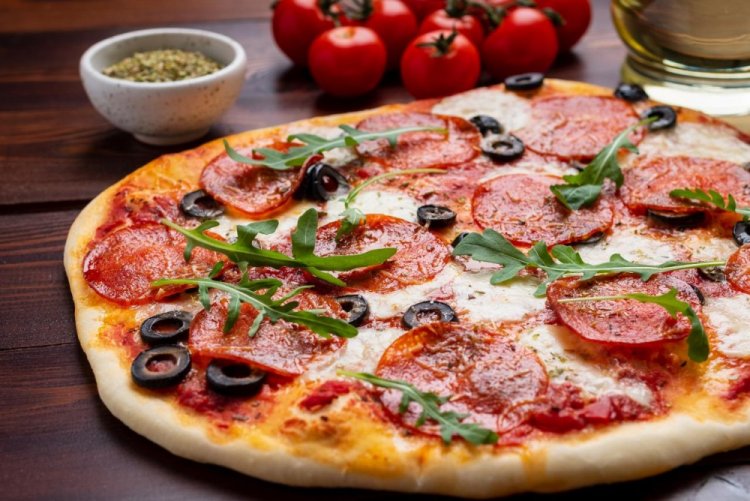 Пицца с колбасой, моцареллой и маслинами