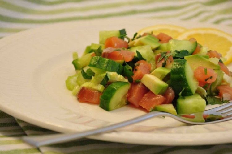 ПП салат с авокадо и красной рыбой