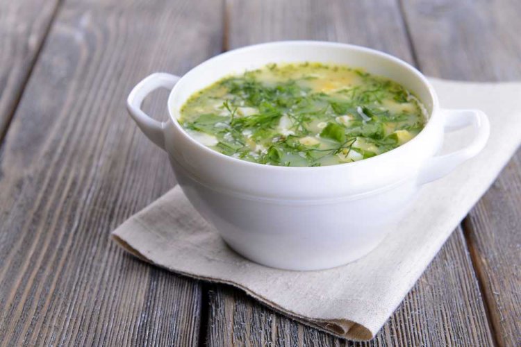 Суп из крапивы с зеленым луком и яйцами
