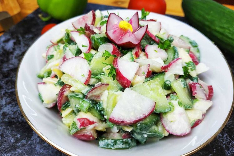 Дачный салат с редиской и зеленью