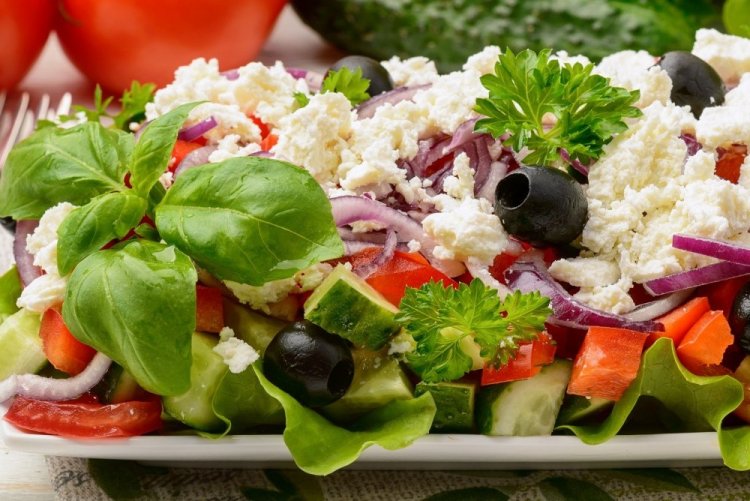Салат с овощами и творогом