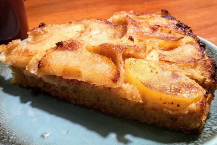 Яблочный пирог на сметане на сковороде