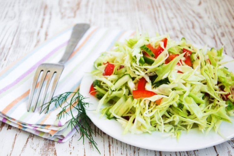 Овощной салат с кабачками и капустой