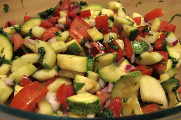 Салат с цукини и овощами