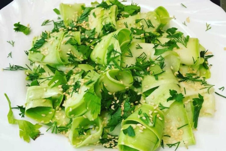 Салат из свежих кабачков с зеленью