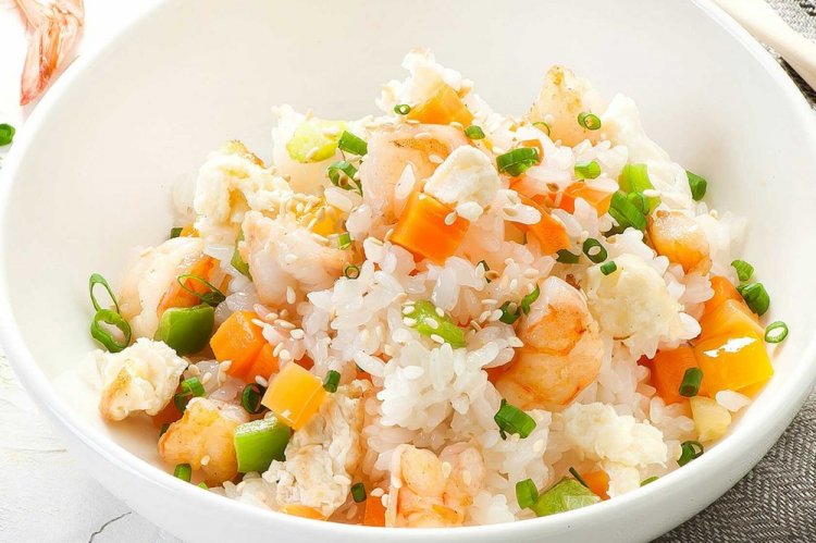 Диетический рис с креветками и овощами