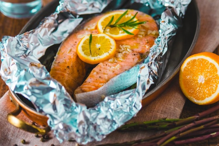 Стейк лосося с лимоном и розмарином в духовке
