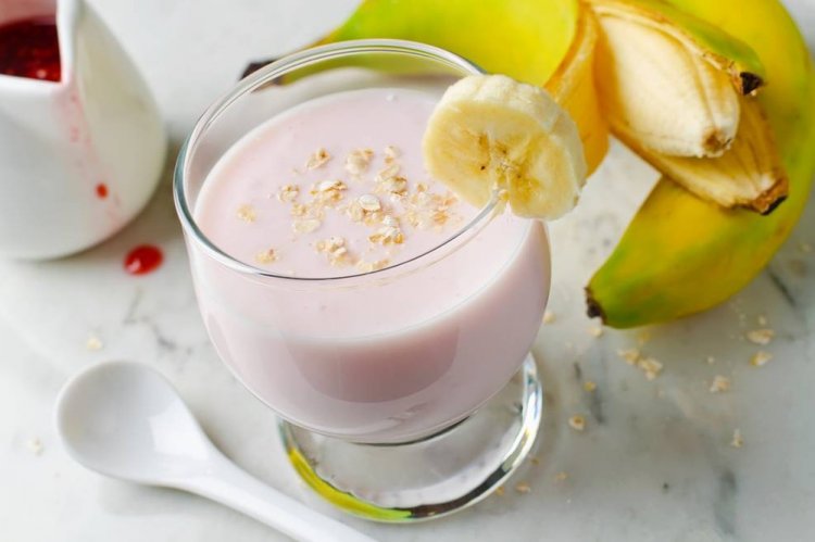 Бананово-ягодный коктейль на овсяном молоке